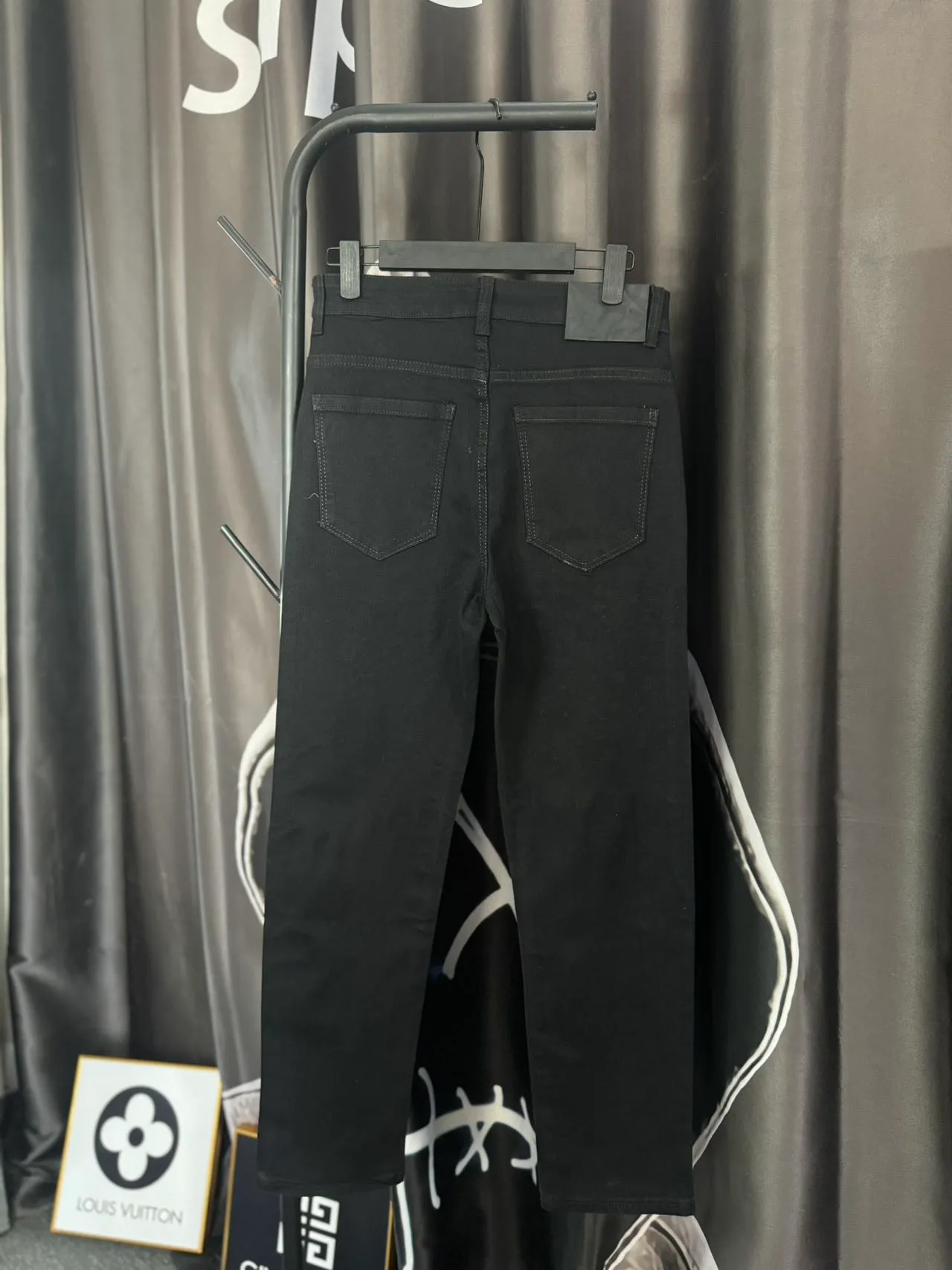 P180 ☞CHROME HEARTS✘Cro Heart Overseas Edition 24ss🔥New Heavy Industry Washed Embroidered American Retro Workwear Washed Jeans Loose Pants with Perfect Details Washed Denim Fabric is Wear-Resistant and Dirty Three-Dimensional Cutting Loose Fit Imported Machine Printing Will Not Crack and Fall Off After Repeated Washing Same Couple Style Color: Denim Blue Size: M-2XL Pants Length Waist Hips M 96 76 106 L 97 80 110 XL 98 84 114 2XL 100 88 118